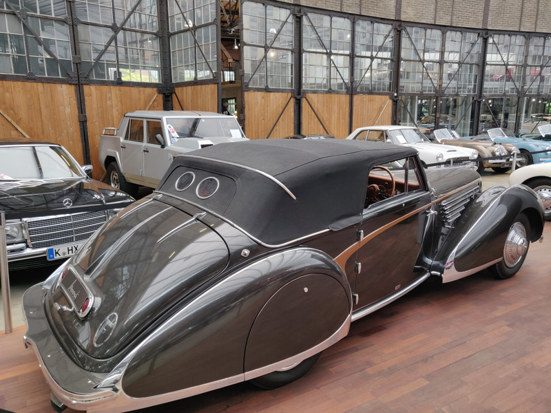 Illustration for article titled I went to an amazing dealership in DĂĽsseldorf